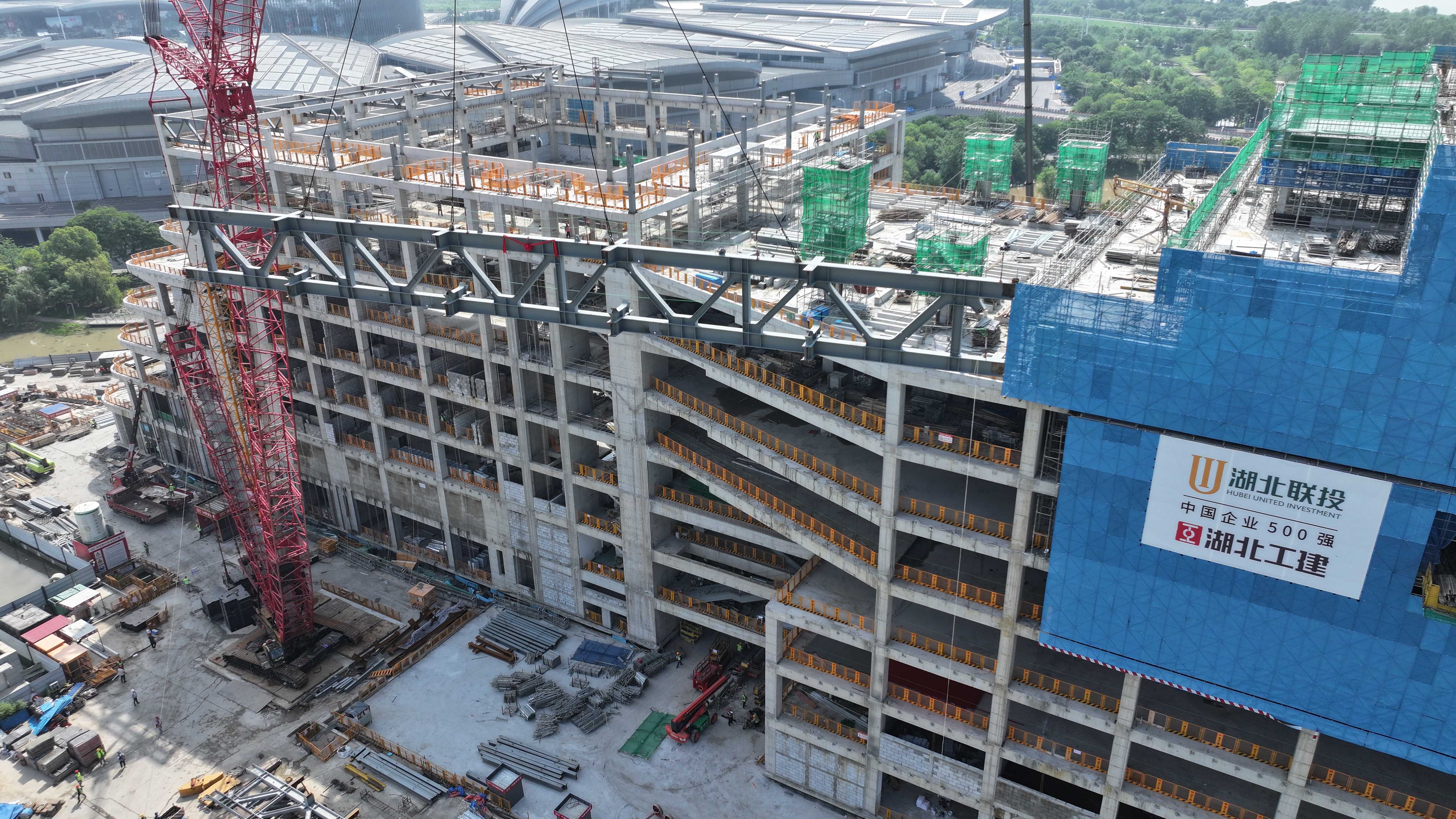 湖北工建承建的轨道交通国博控制中心项目大跨度智能吊装关键节点告捷.jpg